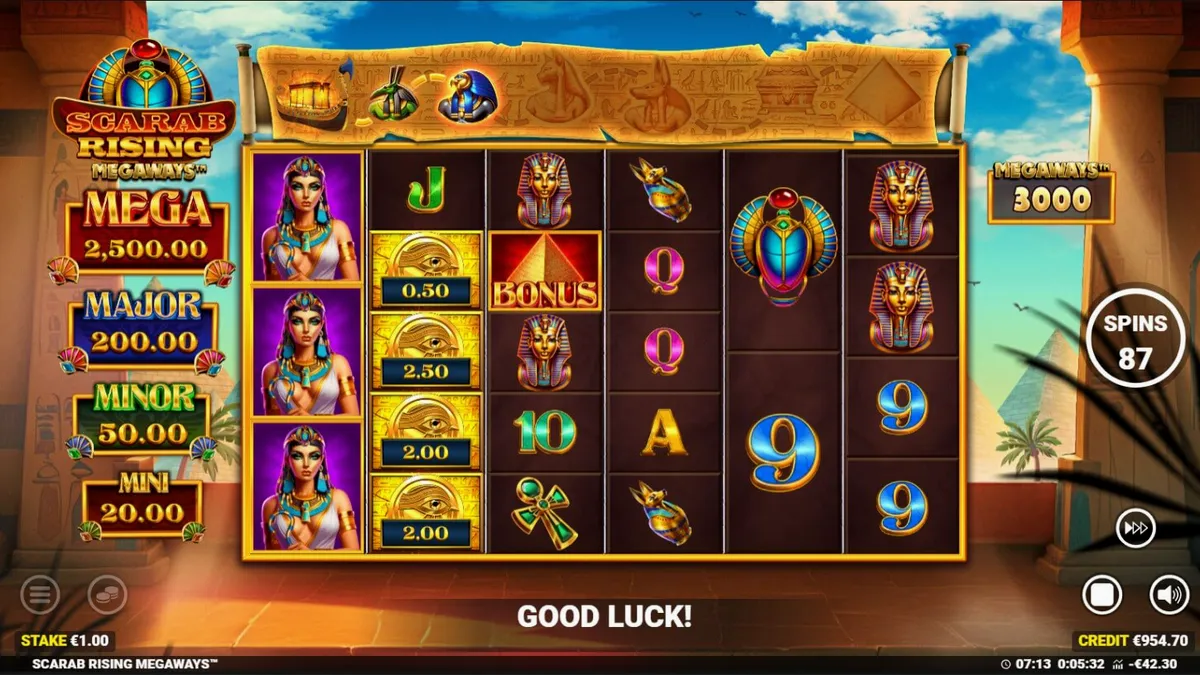 Tampilan antarmuka slot Scarab Rising Megaways dengan simbol Mesir Kuno